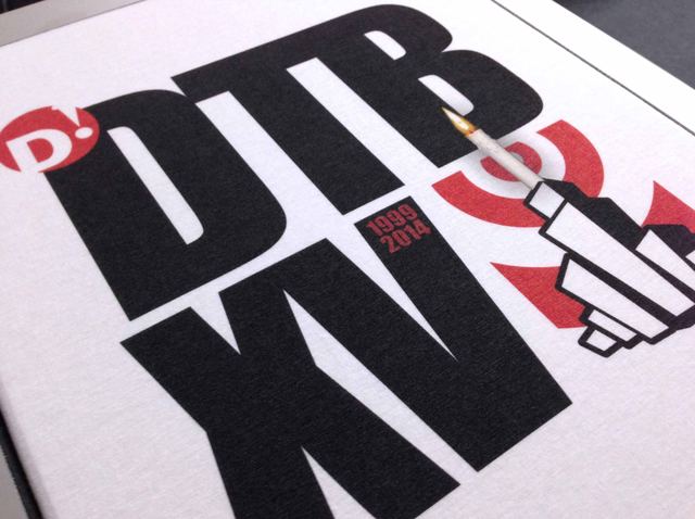 Impression DTB en noir et rouge sur textile blanc