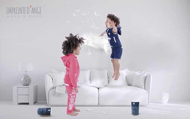 Visuel Empreinte d’Ange : enfant sautant sur un canapé blanc