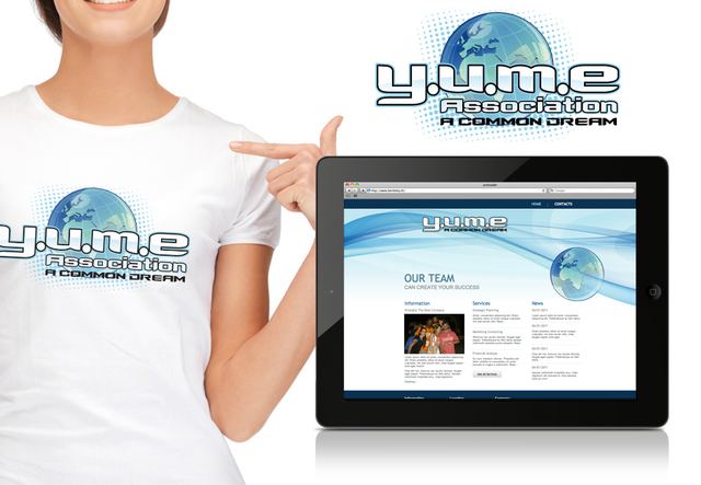 Logo Y.U.M.E Association sur t-shirt et site internet sur tablette